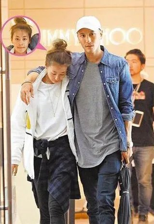 台湾王阳明图片集合   “台湾第一帅”紧牵素颜娇妻逛街