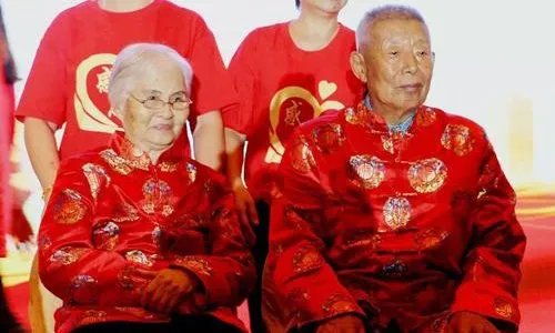 28对金婚老人集体补办婚礼是怎么回事？