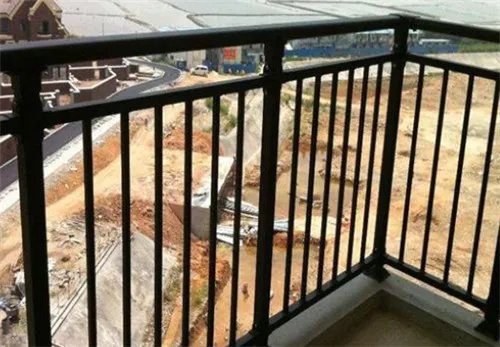 阳台护栏一般多高