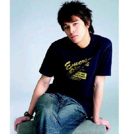 《夏家三千金》严格的扮演者叫什么？（加图）