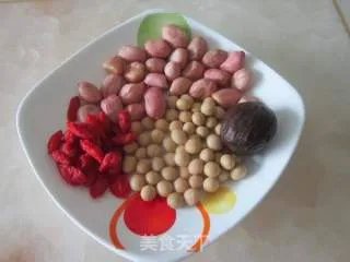 黄豆花生炖猪蹄