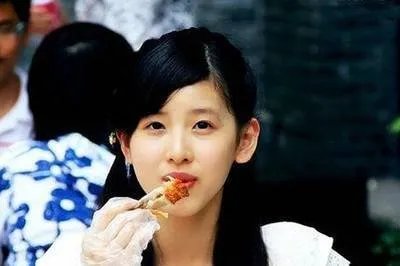 章泽天与好友喝酒聚会，女生社交需要注意些什么？