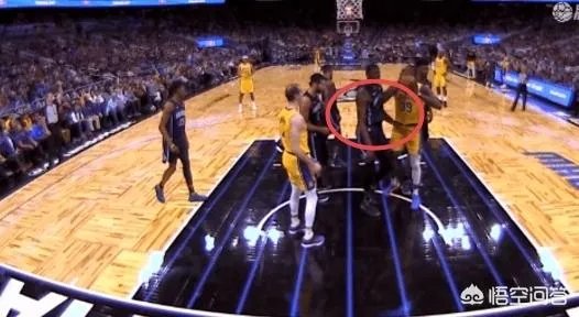 湖人VS魔术，霍华德引冲突后被四人围攻，詹姆斯迅速解救，对此你怎么看？