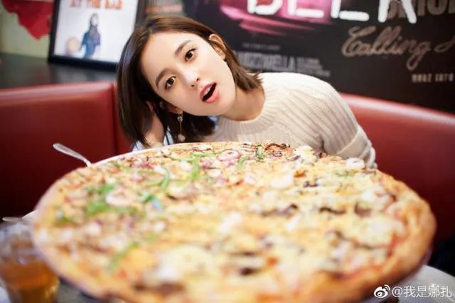 古力娜扎狂吃巨型披萨,又要像迪丽热巴一样装吃货了吗?