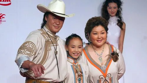 吉祥三宝中，爸爸去世，妈妈隐退，女儿如今怎么样了？