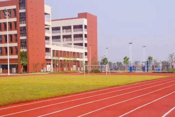 仅隔一条街房价每平米差8万元，学区房差距有多大？