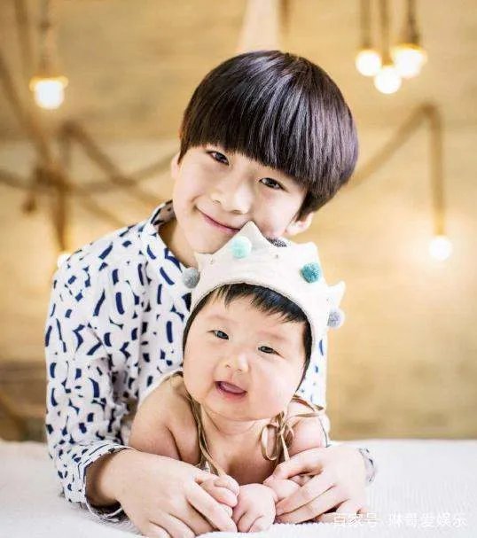 娱乐圈明星家的帅气儿子，这3个孩子你觉得哪个最帅