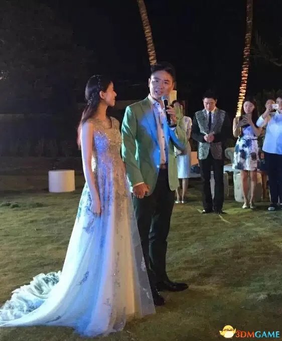 画面太美！刘强东奶茶妹妹今日大婚 两人深情拥吻