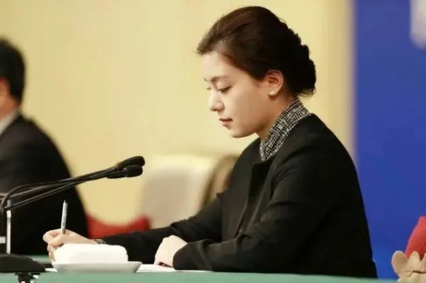 张京16年前用英文说自己的梦想是当外交官，如何她怎样了？