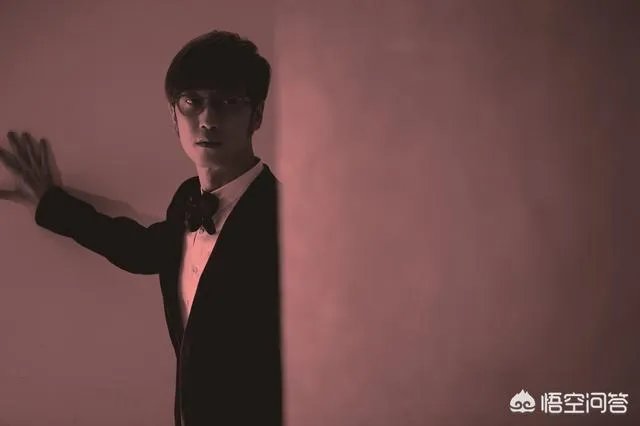 看了个视频，周传雄（小刚）在台上唱歌，有个评委叫冯提莫！我就想问问冯提莫是谁？