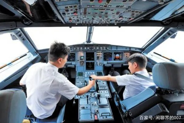 机长飞行中突发疾病，降落前身亡，为何不紧急降落？机长的命没有乘客金贵？