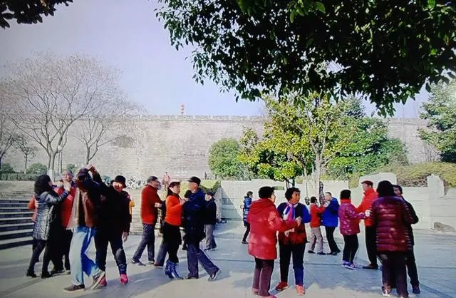 二十年前月薪一千多很快乐,现在月薪三四万感觉很穷困为什么?