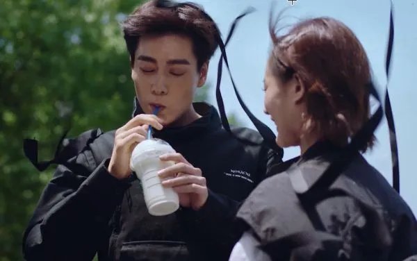 在《我的时代你的时代中》，吴白为何叫DT?