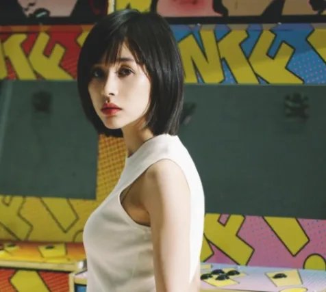 导演回应助理跪地为王子文穿鞋一事，导演给出的回应是什么？