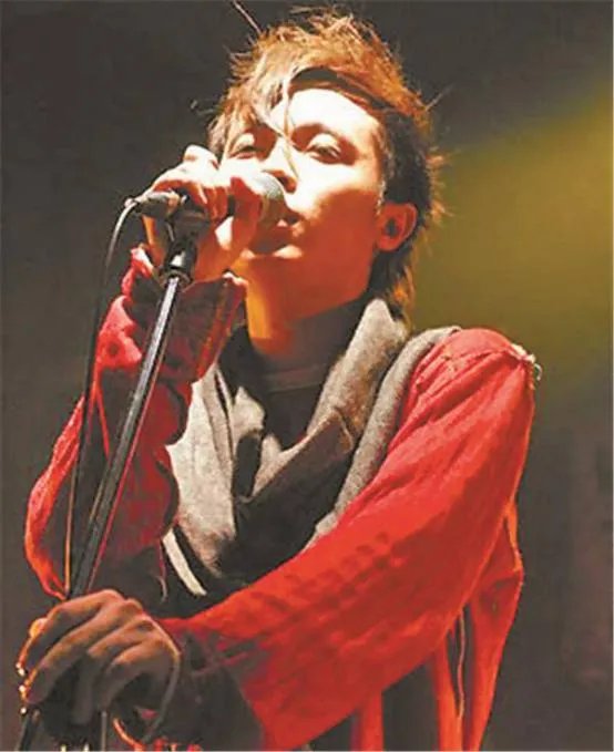 吴青峰唱歌中哽咽的歌是什么 吴青峰出柜刘雨凯真假