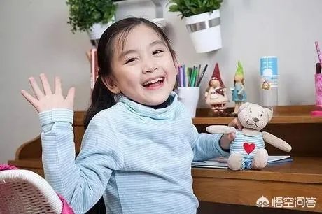 哥哥和妹妹玩玩具玩得很开心，约定好写作业的时间到了却都不愿意写，家长该怎么办？