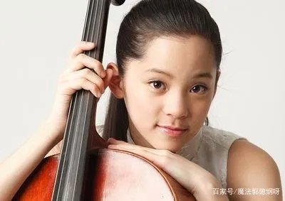 从万人羡到万人嫌，“天才少女”欧阳娜娜，是如何打烂一手好牌的？