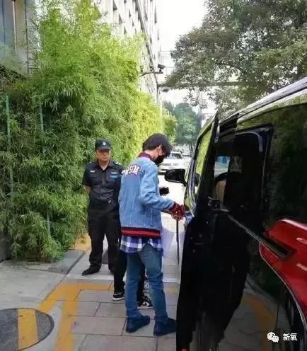 网红蹭热点，拍王俊凯寝室的床，并合影，你这么看？