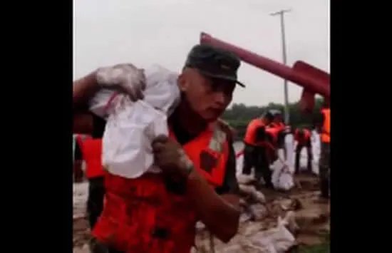 抗洪战士骗妈妈说没去抗洪 全程没一句“实话”却让众人感动不已