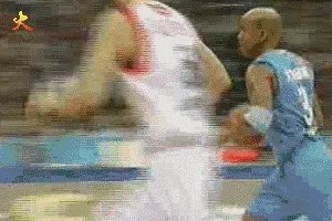 为什么李春江指导会在比赛中让队员对马布里上腿?当时是什么情况?