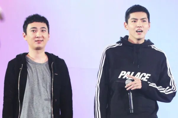 王思聪被曝与新女友在路边摊吃饭，他到底做了什么动作让美女捂嘴偷笑？