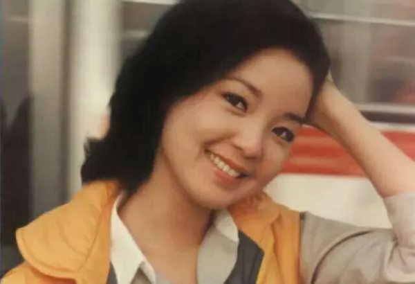 一根香烟触动了记忆，突然想起了远方的你歌名是什么？