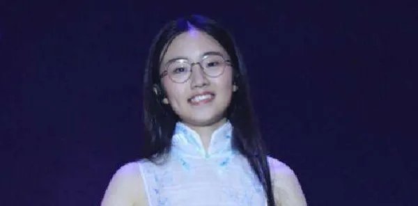 郭沁为什么坐在椅子上,脚怎么了