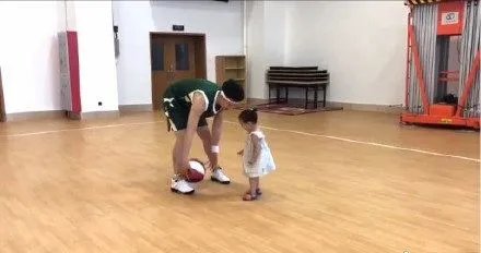 董璇在微博晒老公高云翔和女儿打篮球视频了吗？