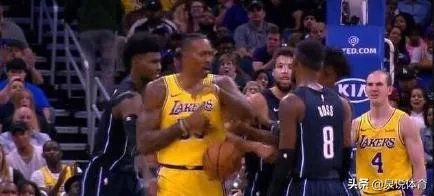 湖人VS魔术，霍华德引冲突后被四人围攻，詹姆斯迅速解救，对此你怎么看？
