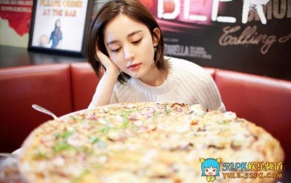 古力娜扎狂吃巨型披萨，又要像迪丽热巴一样装吃货了吗？