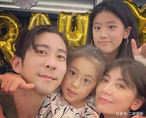 贾静雯晒女儿们的近照,你觉得她的女儿们可爱吗?