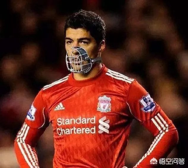 美洲杯搞笑一幕，智利门将扑出苏亚雷斯传球，随后苏亚雷斯示意对方手球，你怎么看？