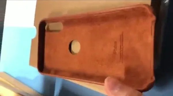 iPhone 8官方保护壳曝光 背部竟有开孔