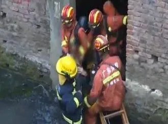 女孩堵气钻下水道有没发生意外？