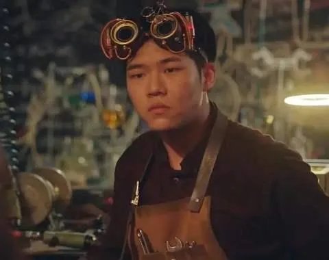 《爱情公寓》一到四季吕子乔的收入来自哪啊？