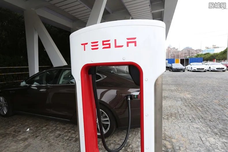 Model 3警告标识 因标识不合规范被暂停放行