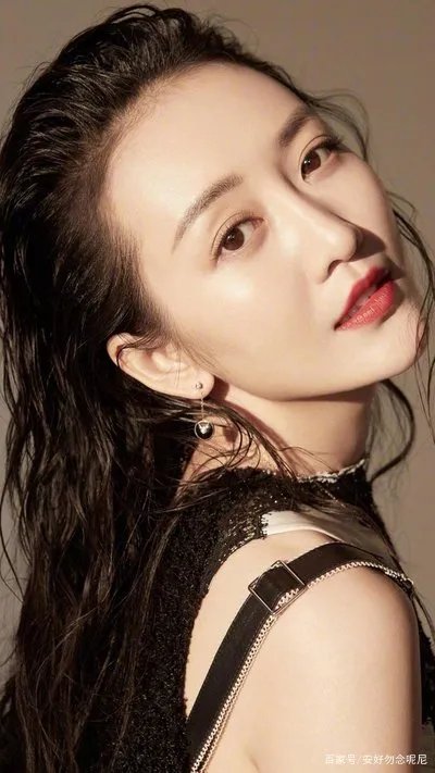 父母没钱把她扔给邻居养，打工时误入娱乐圈，如今成撒贝宁女神，你怎么看？