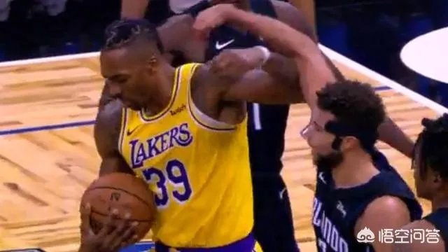 湖人VS魔术，霍华德引冲突后被四人围攻，詹姆斯迅速解救，对此你怎么看？