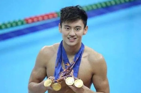 傅园慧预赛出局，为何大家对她很宽容，却总批评宁泽涛？