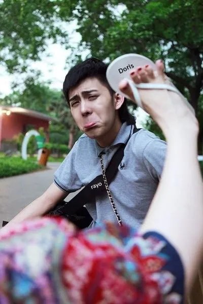 赵榕佑和国宁的合照 是有一次他们出去拍片 国宁用脚对着垃约的脸照的一张 求图