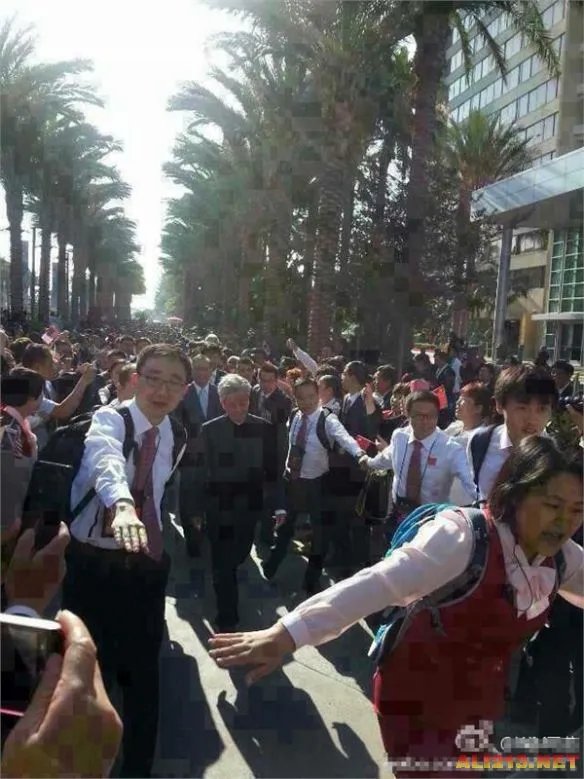 中国7000人旅行团“占领”洛杉矶齐唱国歌！