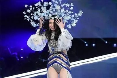 2017维秘秀奚梦瑶摔倒,你怎么看?