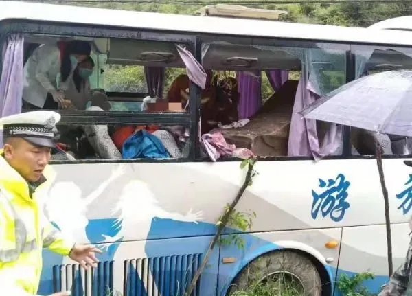四川大巴被飞石砸中8死16伤，谁之过？
