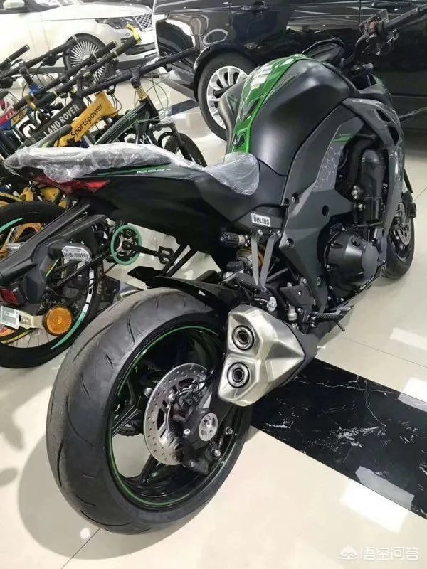 17款的川崎Z1000有几种颜色？和老款比有什么区别？