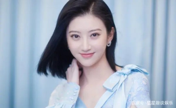 成龙不敢摸她，甄子丹没搂到，连王思聪都不敢撕，却被任嘉伦亲了，她是谁？