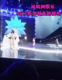 2017维秘秀奚梦瑶摔倒,你怎么看?
