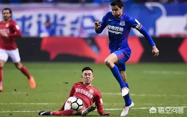 申花2比2战平恒大止住连胜，如何看待两支亚冠球队上下半场如此差异的表现？