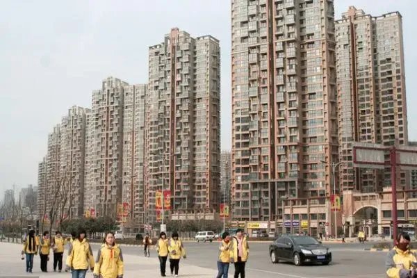 仅隔一条街房价每平米差8万元，学区房差距有多大？