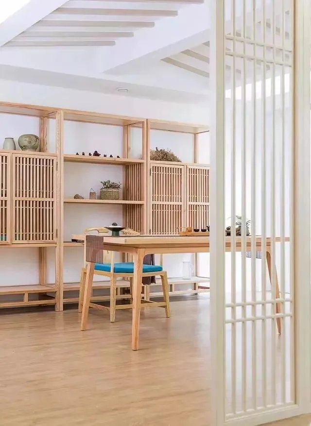 180㎡带庭院的中式原木风,客厅背景墙太美了!