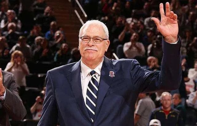 霍华德当年作势肘击科比,科比毫不退缩,他是毫无畏惧还是认为魔兽不敢肘击他?